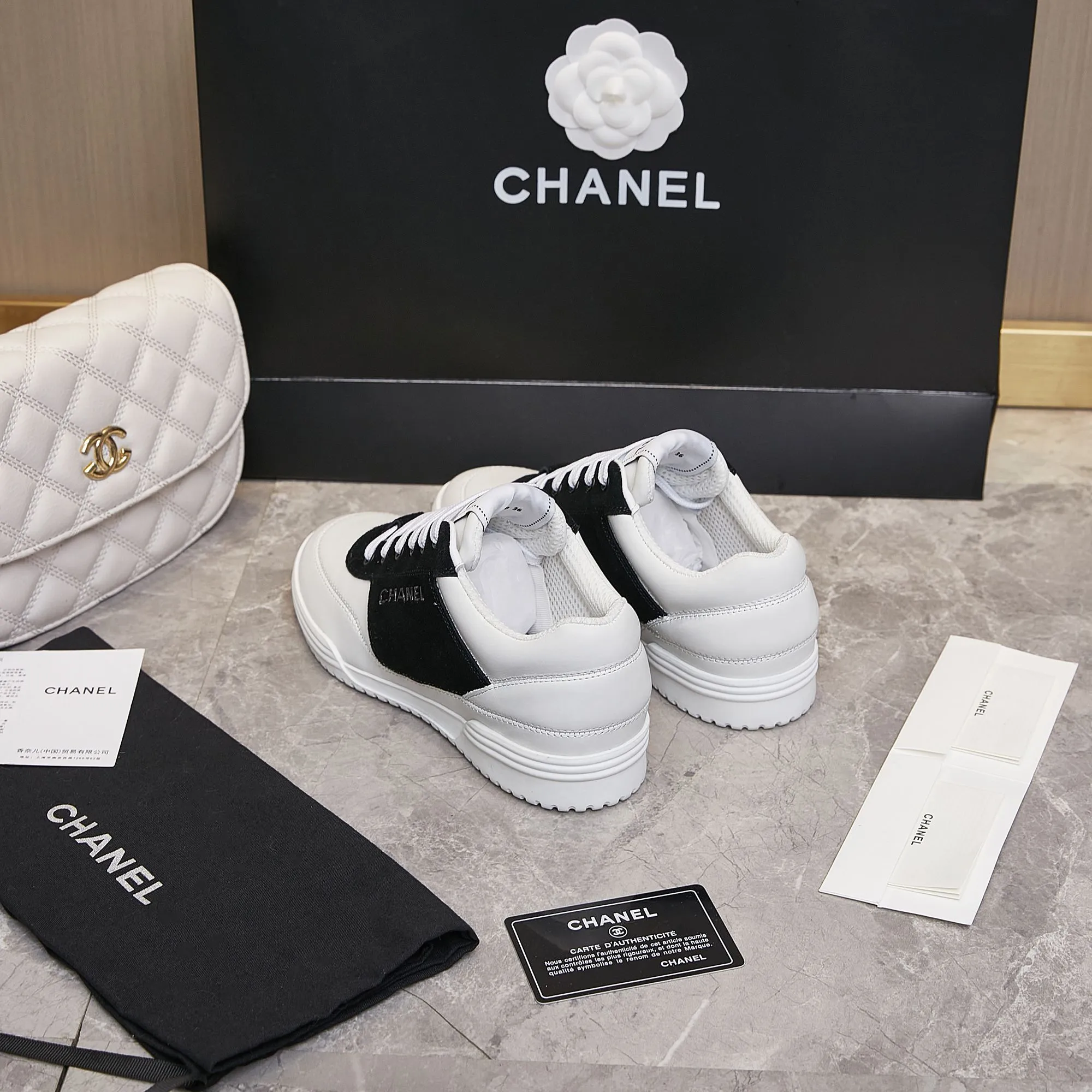 👟👟Ex-factory price 500👟👟 Chanel Chanel - 2023 counter top casual sports shoes This classic design; the upper is electro-embroidered with a variety of craftsmanship; the outsole is fashionable and sporty; it is extraordinary and incorporates a variety of color matching elements... The diversified mix and match is very beautiful and versatile, casual, fashionable, sports and outdoor can be taken into account... ꫛꫀꪝ Go➫ Material: ❶Upper is made of: Original imported cowhide ❷The inner lining is made of: original imported breathable mesh ❸Outsole is based on: original TPU combination outsole Special counter boutique packaging complete set for women 35–41